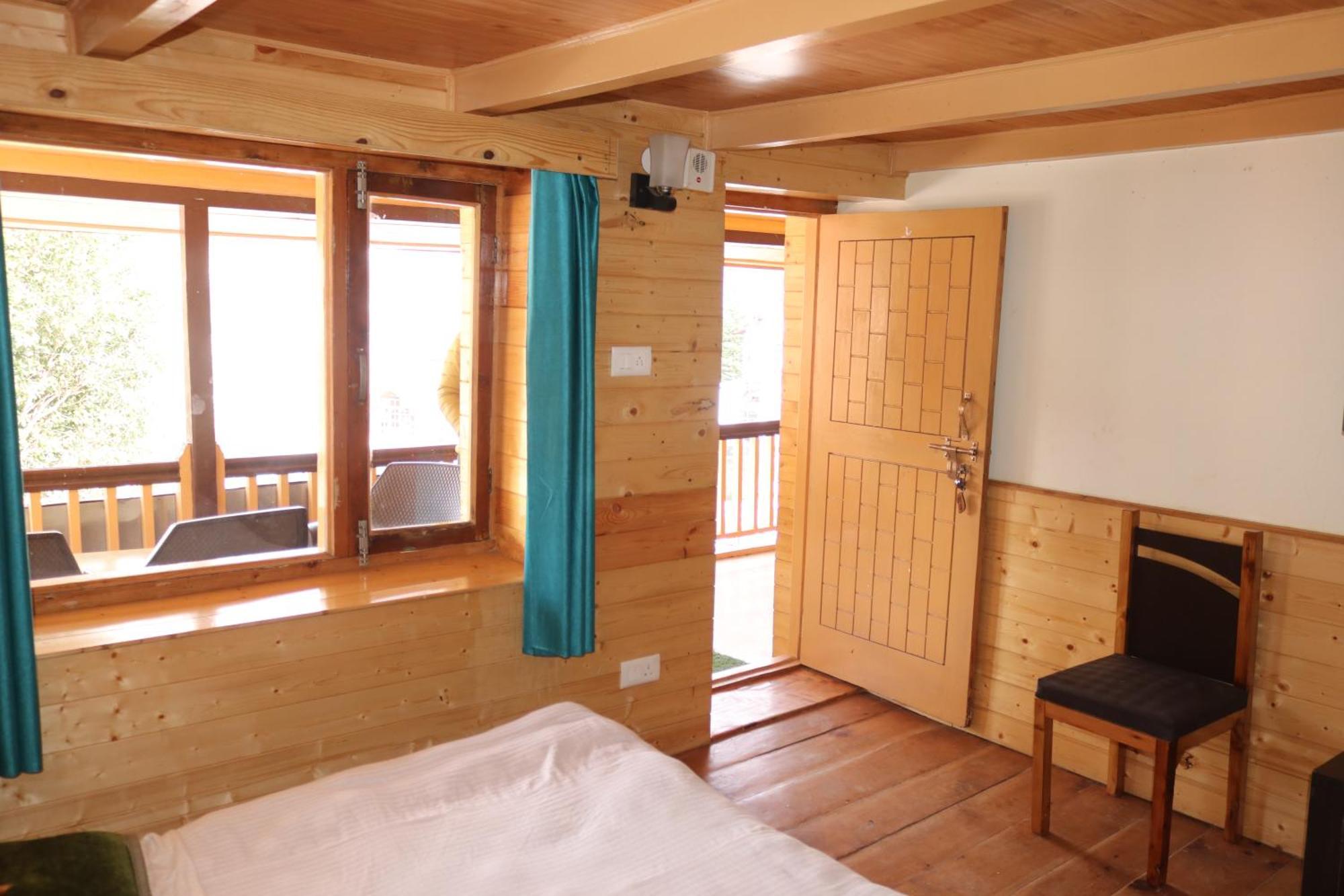 Forest Wood Cottage Manāli Екстериор снимка